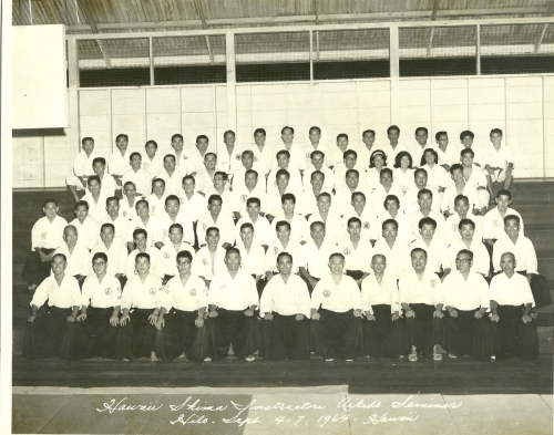 septembre 1964,séminaire d'aikido avec Koiichi Tohei..Ishida est le 2°à partir de la gauche.jpg